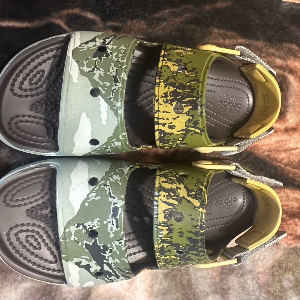 Crocs women’s size 8… PRICE DROP TODAY ONLY, awesome price.